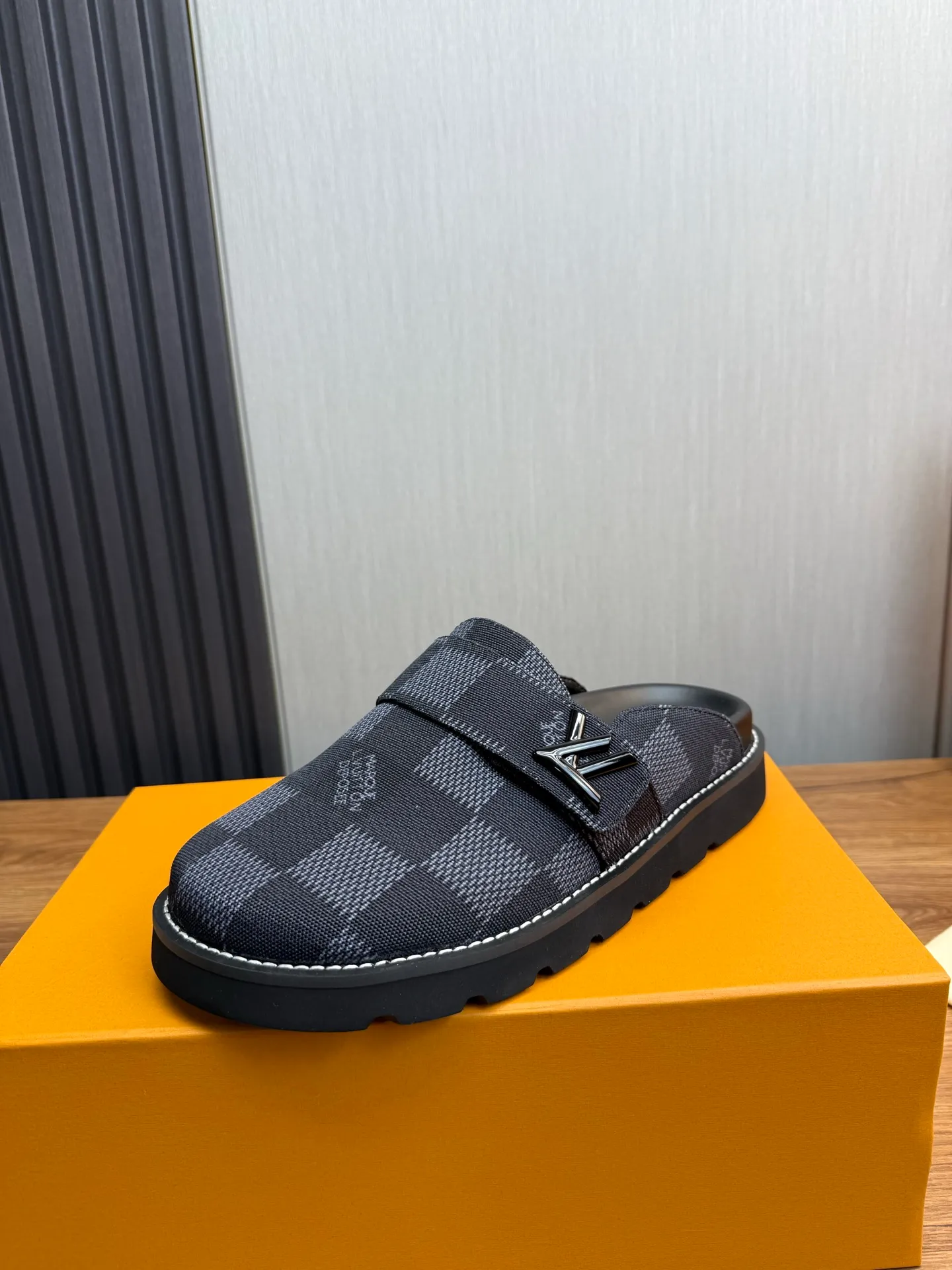 Men's shoes 💰420💰 Lv. hot selling men's slippers 🔥 🩴Official website one to one production 38-45 sizes 45 46 🉑️Customized!